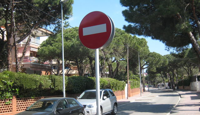 Imatge de la nova senyal de 'prohibit el pas' i el nou pal que la suporta ubicada a l'encreuament del carrer Cunit i el carrer Palafrugell de Gav Mar (21 de Mar de 2009)
