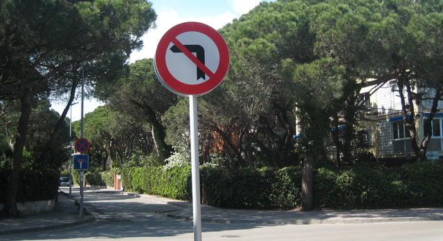 Imatge de la nova senyal de 'prohibit girar a l'esquerra' i el nou pal que la suporta ubicada a l'encreuament del carrer Cunit i el carrer Palafrugell de Gav Mar (21 de Mar de 2009)