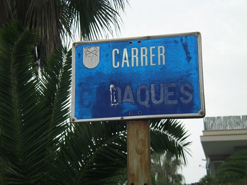 Cartell del carrer Cadaqués en molt mal estat (en l'encreuament amb el carrer Tellinaires)