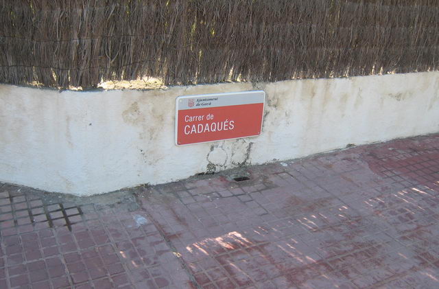 Nova placa del carrer Cadaqués de Gav Mar (a l'encreuament amb el carrer dels Tellinaires), tamb es pot veure el forat on estava abans ubicat el pal que aguantava la placa antiga (20 de maig de 2009)