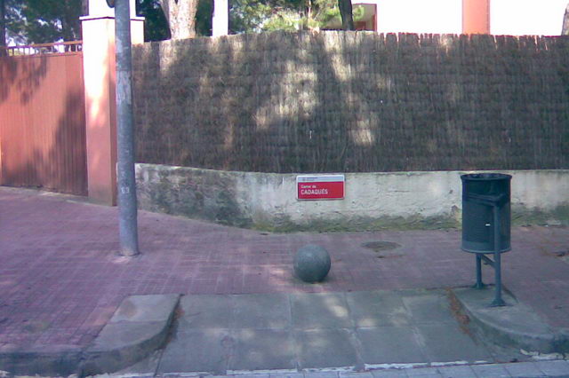 Nova placa del carrer Cadaqués de Gav Mar (a l'encreuament amb l'avinguda d'Europa), tamb es pot veure el forat on estava abans ubicat el pal que aguantava la placa antiga (25 de maig de 2009)