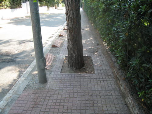 Problemes de mobilitat al carrer Cunit (entre els carrers Blanes i Palamós)