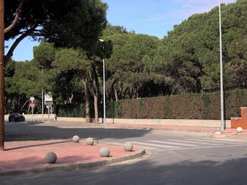 Punt en el que el carrer Blanes dóna pas a l'autovia de Castelldefels (en direcció Barcelona) (Vist des de l'avinguda Europa on no hi cap senyal)