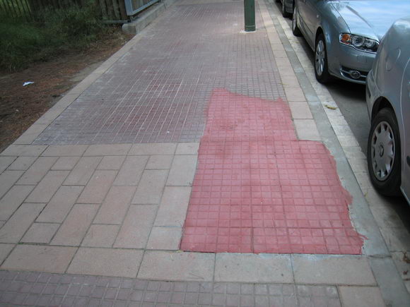 Forat d'arbre tapiat al carrer Tellinaires de Gavà Mar (entre l'avinguda del mar i el carrer de Roses)