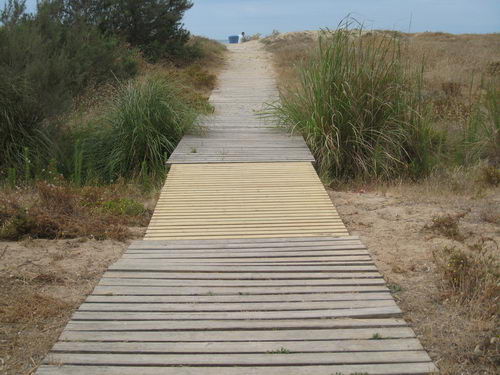 Repuesto el tramo que faltaba en la pasarela de madera que sirve de acceso a la playa de Gavà Mar delante de la nueva pista de skate (Julio 2007)