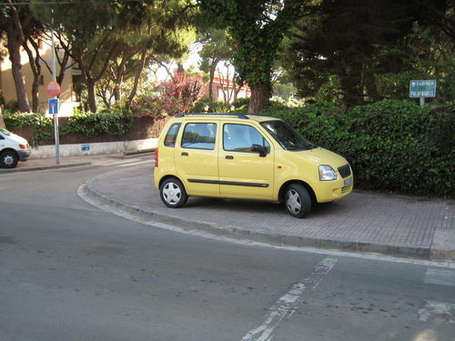 Vehicle aparcat sobre la vorera al carrer Palafrugell (a la cantonada amb el carrer Cunit) de Gavà Mar sense estar multat (Diumenge 15 de juliol de 2007 - 19h)