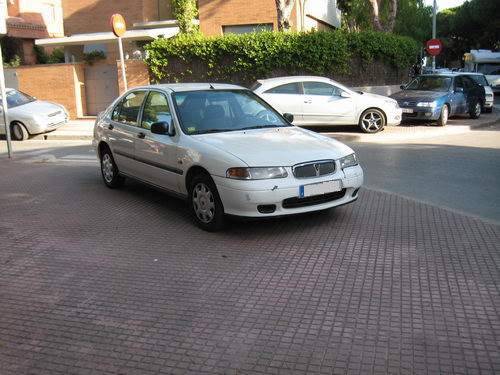 Vehicle aparcat sobre la vorera al carrer Palafrugell (a la cantonada amb el carrer Cunit) sense estar multat (Diumenge 15 de juliol de 2007 - 19h)