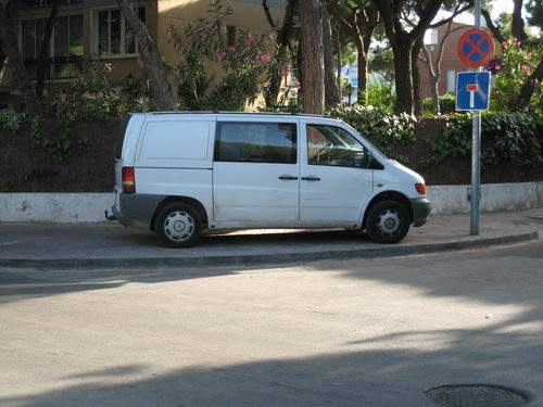Vehculo aparcado sobre la acera en la calle Palafrugell (en la esquina con la calle Cunit) sin estar multado (Domingo 15 de julio de 2007 - 19h)