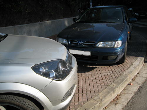 Vehicles aparcats sobre la vorera al carrer Palafrugell (a la cantonada amb el carrer Cunit) de Gavà Mar sense estar multats (Diumenge 15 de juliol de 2007 - 19h)