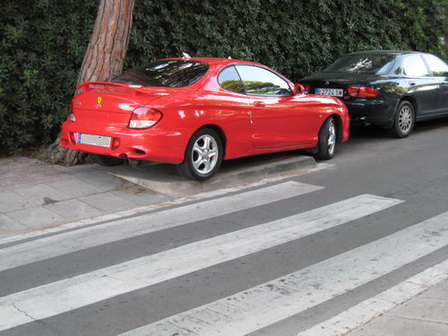Vehculo aparcado sobre la acera en la calle Palafrugell (en la esquina con la calle Cubelles/Tellinaires) sin estar multado (Domingo 15 de julio de 2007 - 19h)