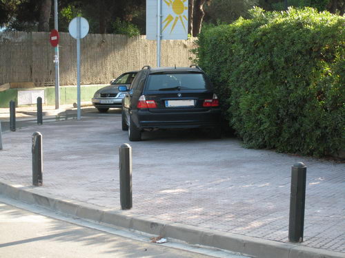Vehicle aparcat sobre la vorera al carrer Palafrugell (a la cantonada amb el carrer Cubelles/Tellinaires) sense estar multat (Diumenge 15 de juliol de 2007 - 19h)