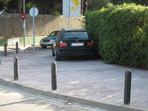 Vehculo aparcado sobre la acera en la calle Palafrugell (en la esquina con la calle Cubelles/Tellinaires) sin estar multado (Domingo 15 de julio de 2007 - 19h)