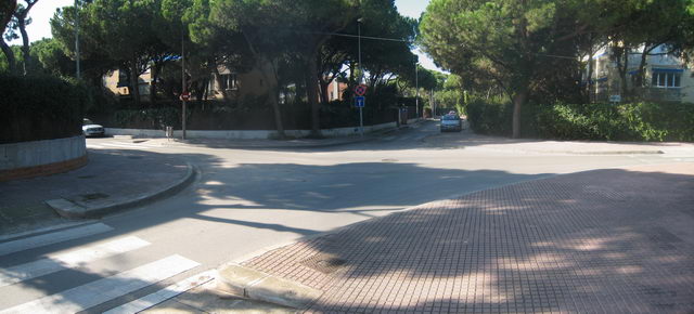 Imatge panoràmica del creuament dels carrers Palafrugell i Cunit de Gavà Mar on no hi ha cap piló que impedeixi l'aparcament sobre les voreres