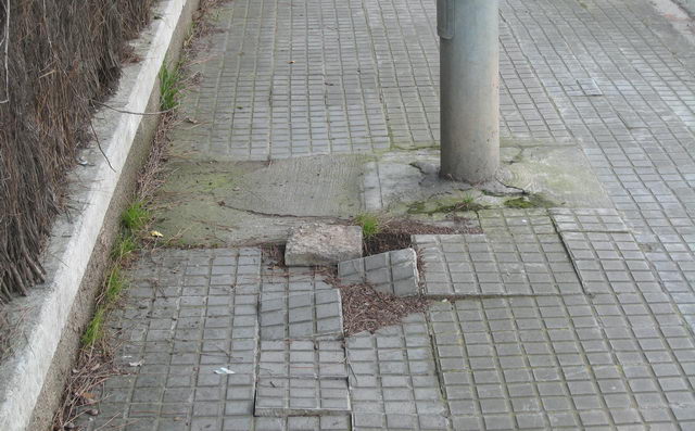 Imagen de la acera mar de la avenida Europa de Gavà Mar (entre la avenida del mar y la calle Garraf) donde se ven las baldosas que hay levantadas y que provocan tropiezos a los peatones (17 de Abril de 2009)