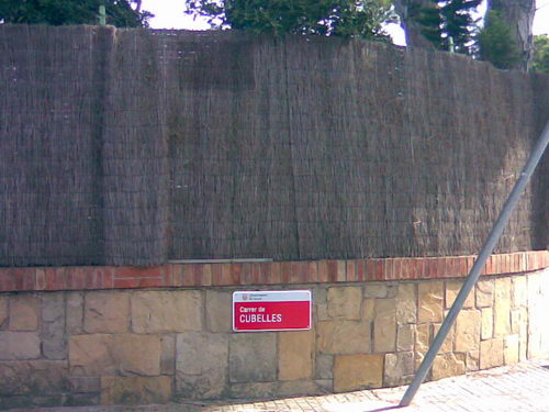 Nova placa del carrer Cubelles de Gavà Mar amb el nom correcte (Juliol de 2008)