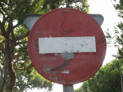 Senyal de 'prohibit el pas' rovellada a l'encreuament dels carrers Blanes i Cunit de Gavà Mar (2 de setembre de 2007)