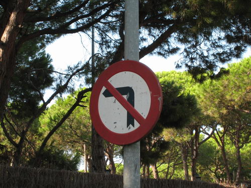Senyal de 'prohibit girar a l'esquerra' rovellada a l'encreuament dels carrers Blanes i Cunit de Gavà Mar (2 de setembre de 2007)