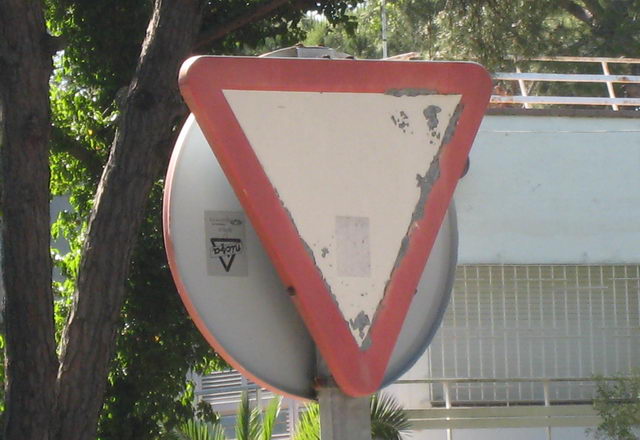 Senyal de 'cediu el pas' rovellada a l'encreuament dels carrers Blanes i Cunit de Gavà Mar (20 de Maig de 2009)