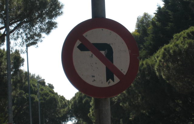 Senyal de 'prohibit girar a l'esquerra' rovellada a l'encreuament dels carrers Blanes i Cunit de Gavà Mar (20 de Maig de 2009)