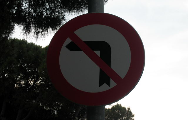 Nova senyal de 'prohibit girar a l'esquerra' a l'encreuament dels carrers Blanes i Cunit de Gavà Mar (6 de Juny de 2009)