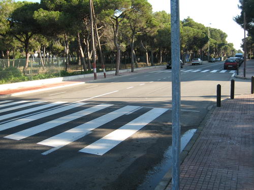 Nuevos pasos de peatones cerca de la parada de autobús de la avenida de Europa de Gavà Mar que no tenía ninguno cerca (Enero de 2008)
