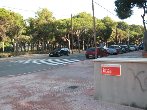 Nous passos de vianants sense rampes a prop de la parada d'autobús de l'avinguda d'Europa de Gavà Mar que no en tenia cap a prop (Gener de 2008)