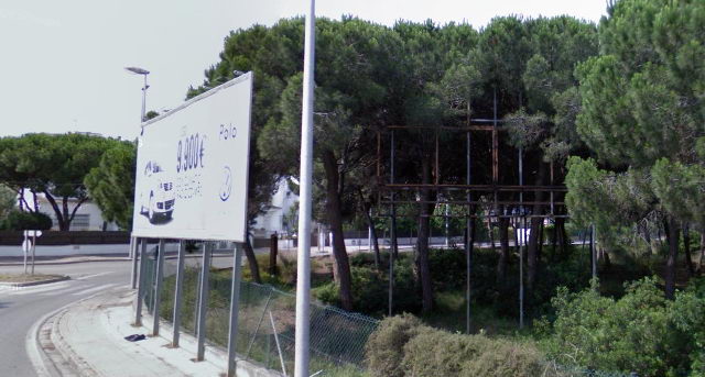 Ferros rovellats a la pineda de Gavà Mar d'un cartell publicitari abandonat (Juny de 2008)