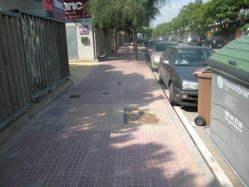 Imagen de la calle Tellinaires de Gavà Mar (al lado del Centro Cívico de Gavà Mar) donde se puede apreciar como falta un árbol (noviembre de 2007)