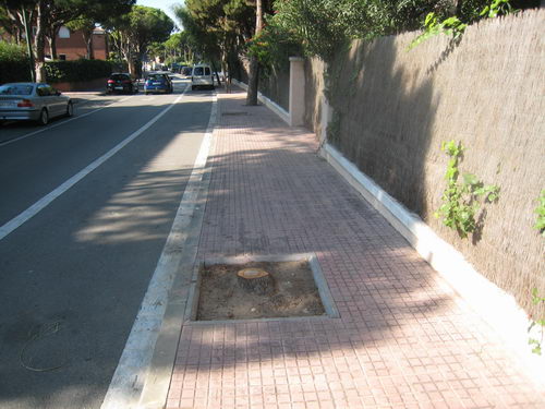 Imagen de la calle Cunit de Gavà Mar (entre la avenida del mar y la calle Garraf) donde se puede apreciar como faltan dos árboles seguidos (noviembre de 2007)