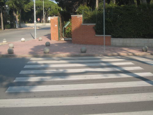 Vorera no adaptada a persones de mobilitat reduïda (Cantonada entre l'avinguda Europa i el carrer Blanes)