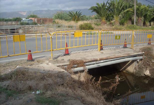 Barana inexistent en un pont de l'avinguda del mar sobre una corredora agrícola (Setembre de 2008)