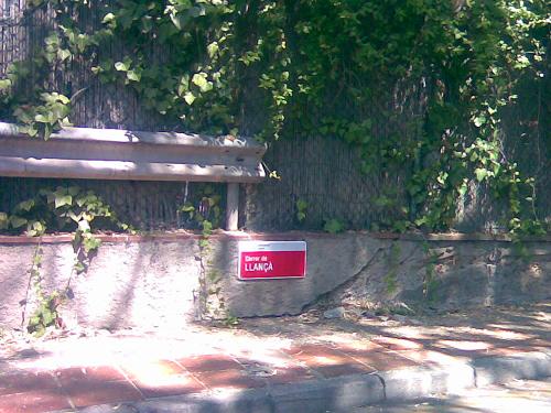 Nova placa del carrer Llançà de Gavà Mar amb el nom correcte (Juliol de 2008)