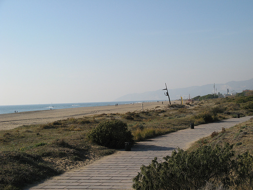 Imatge d'un dels primers trams del passeig martim de Gav Mar on s'hi pot veure diverses balisses BJC al terra