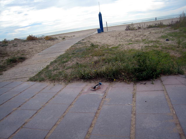 Imagen del paseo marítimo de Gavà Mar donde ha desaparecido una baliza (3 de Diciembre de 2010)
