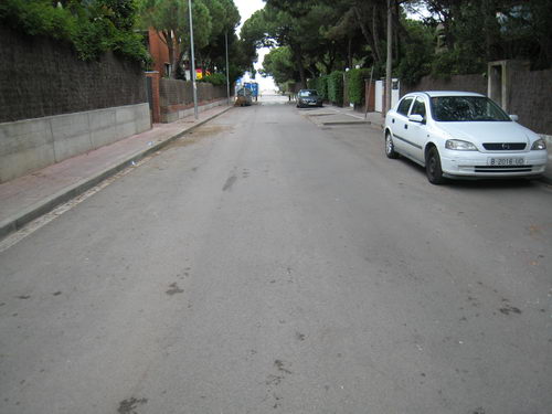 Imatge del carrer Palafrugell de Gavà Mar on es veu com no hi ha cap línia pintada per senyalitzar els aparcaments a totes dues bandes del carrer (17 de Maig de 2008)