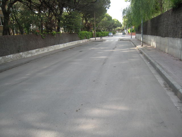 Imatge del carrer Palafrugell de Gavà Mar on es veu com no hi ha cap línia pintada per senyalitzar els aparcaments a totes dues bandes del carrer (17 d'Abril de 2009)