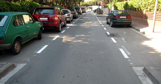 Imagen de la calle Palafrugell de Gavà Mar con las lneas para delimitar los aparcamientos en ambos lados de la calle recin pintadas por el Ayuntamiento de Gav (3 de Junio de 2009)