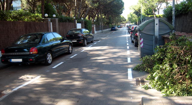 Imatge del carrer Palafrugell de Gavà Mar amb les lnies per delimitar els aparcaments a totes dues bandes del carrer recent pintades per l'Ajuntament de Gav (3 de Juny de 2009)