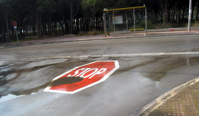 Imagen del cruce de la calle Palafrugell con la avenida de Europa de Gavà Mar donde se puede ver el STOP que ha pintado recientemente el Ayuntamiento de Gav (5 de Junio de 2009)