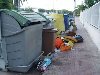 Contenidors d'escombraries i de reciclatge situats al Camí de la Pava de Gavà Mar plens d'escombraries en el seu exterior (16 de setembre de 2008)