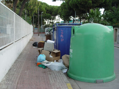 Contenedores de basuras y de reciclaje situados en el Camino de la Pava de Gavà Mar llenos de basuras en su exterior (16 de septiembre de 2008)