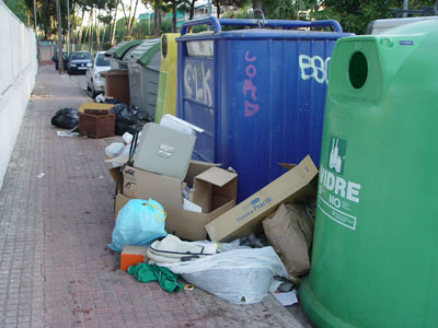 Contenidors d'escombraries i de reciclatge situats al Camí de la Pava de Gavà Mar plens d'escombraries en el seu exterior (16 de setembre de 2008)