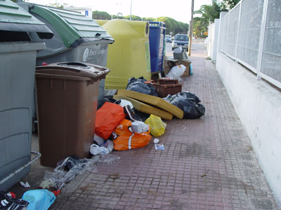 Contenidors d'escombraries i de reciclatge situats al Camí de la Pava de Gavà Mar plens d'escombraries en el seu exterior (16 de setembre de 2008)