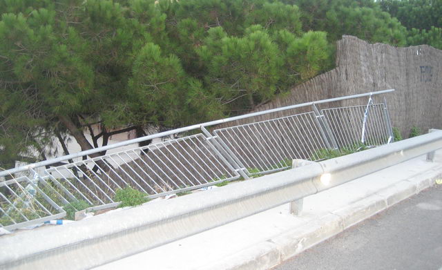 Tanca trencada en el pont del Silvis de Gavà Mar al costat dels apartaments Bermar Park (13 d'Octubre de 2008)