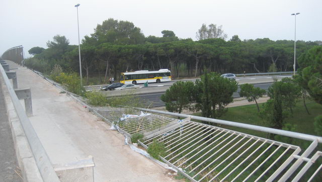 Tanca trencada en el pont del Silvis de Gavà Mar al costat dels apartaments Bermar Park (13 d'Octubre de 2008)