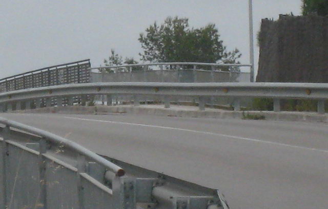 Tanca reparada en el pont del Silvi's sobre l'autovia de Castelldefels (C-31) a Gav Mar (8 de Juny de 2009)