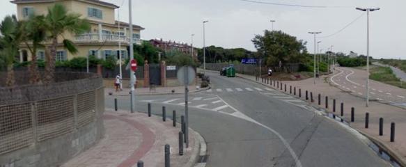 Cruce de la calle Sitges con la calle Calafell de Gav Mar a la altura del paseo marítimo
