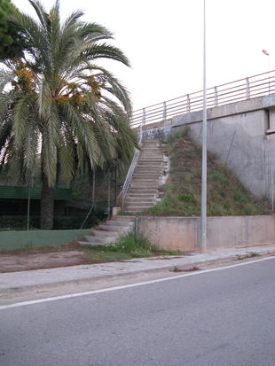 Escaleras peligrosas del puente de la avenida del mar (vistas desde abajo) que dan acceso al Tennis Pineda Gavà (6 de noviembre de 2008)