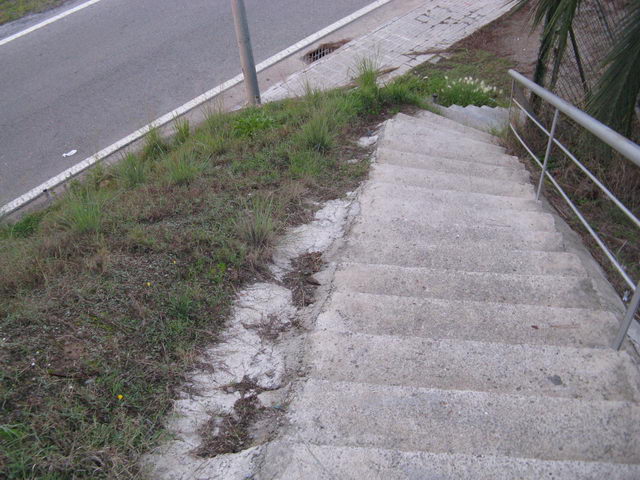 Escaleras peligrosas del puente de la avenida del mar (vistas desde arriba) que dan acceso al Tennis Pineda Gavà (6 de noviembre de 2008)