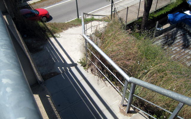 Imatge de les escales perilloses del pont de l'avinguda del mar de Gavà Mar al costat del Tennis Pineda (13 de Juny de 2009)